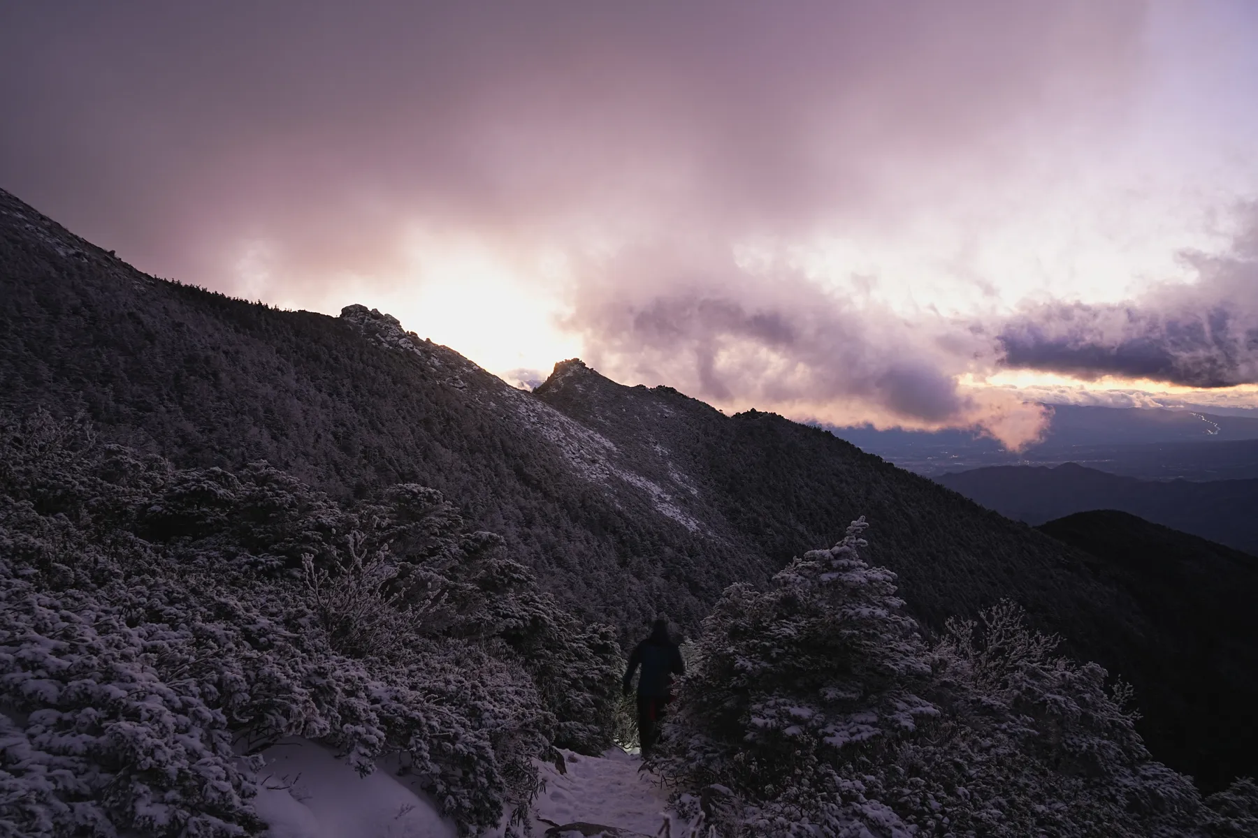 冬の金峰山。金峰山小屋に泊まって山頂で朝日。