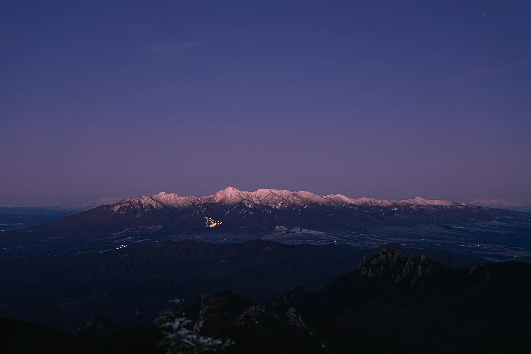 冬の金峰山。金峰山小屋に泊まって山頂で朝日。