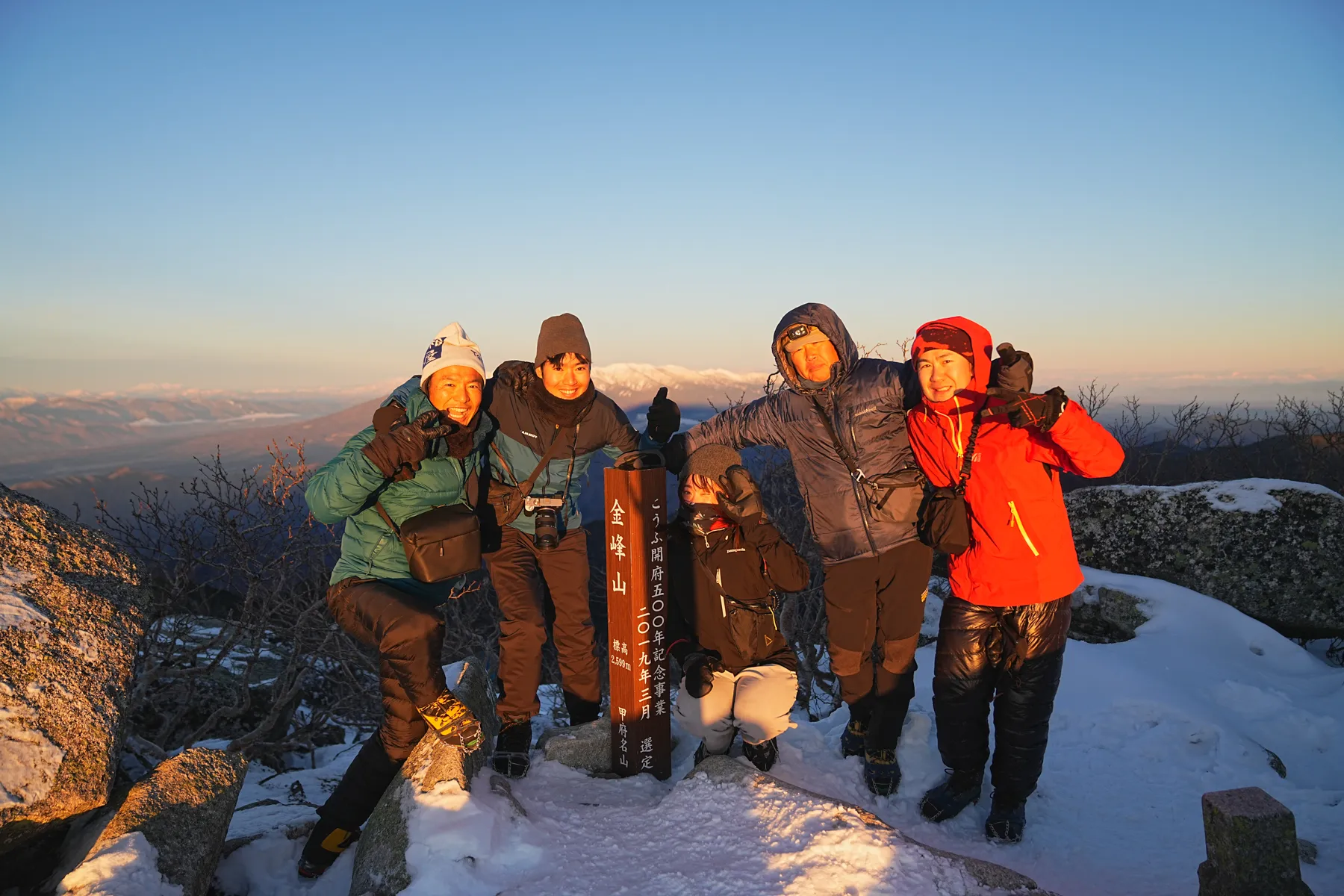 冬の金峰山。金峰山小屋に泊まって山頂で朝日。