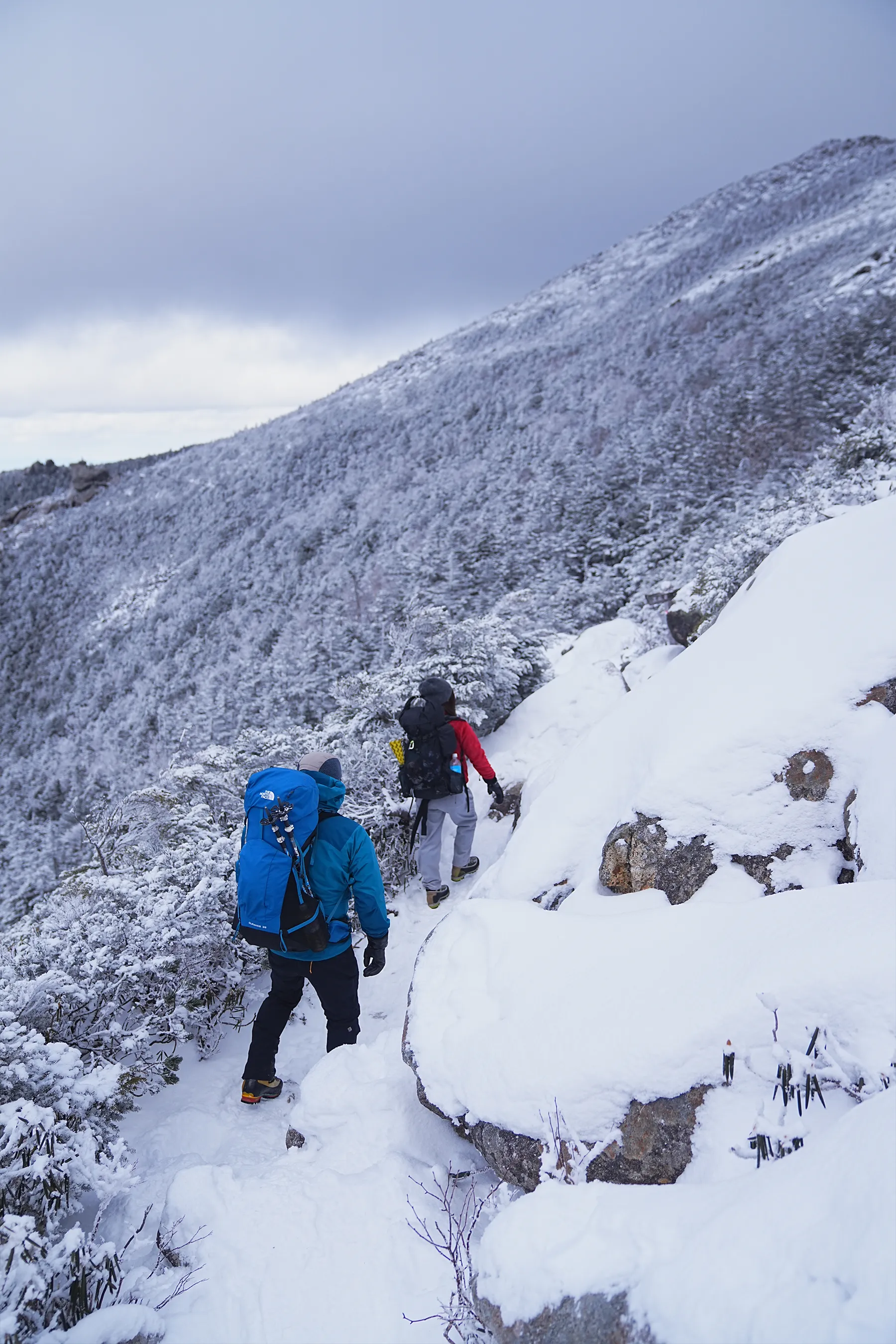 冬の金峰山。金峰山小屋に泊まって山頂で朝日。