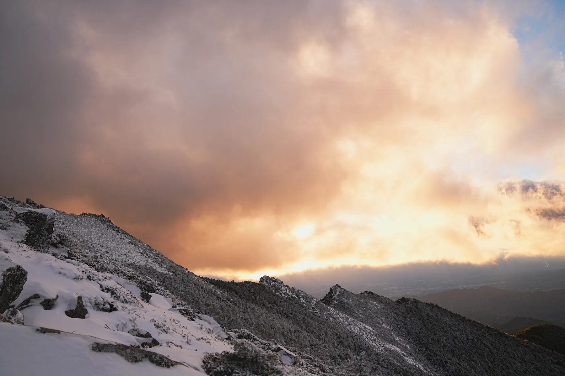 冬の金峰山。金峰山小屋に泊まって山頂で朝日。