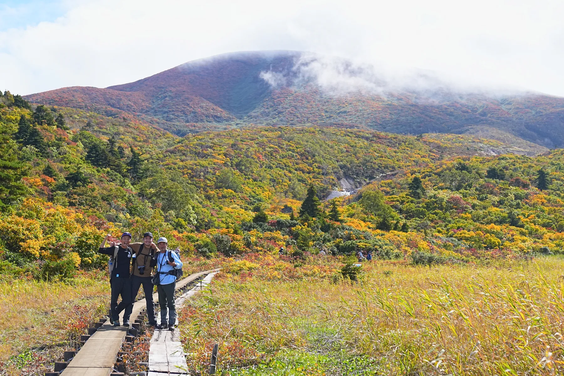 紅葉に染まる 東北・栗駒山 紅葉ハイキング