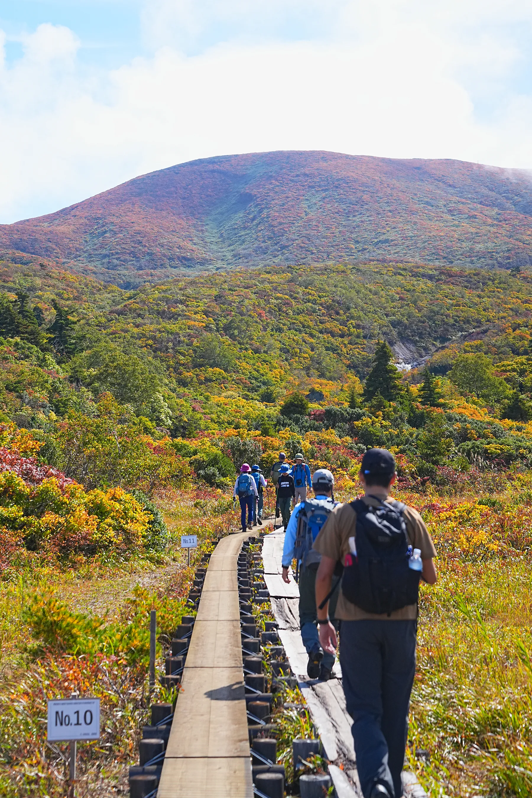 紅葉に染まる 東北・栗駒山 紅葉ハイキング