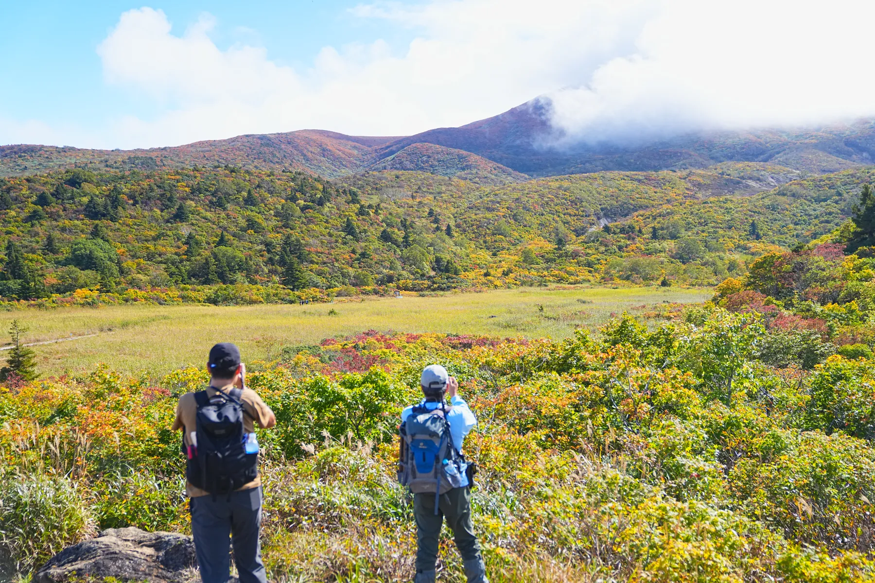 紅葉に染まる 東北・栗駒山 紅葉ハイキング