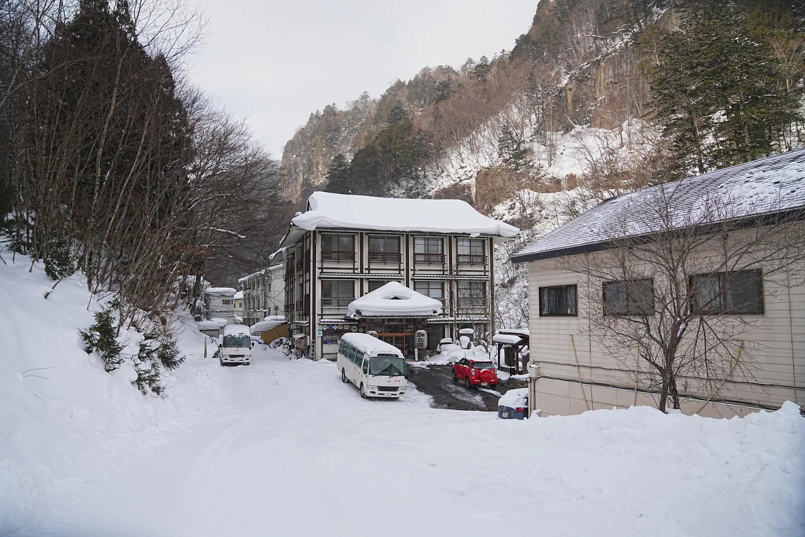 奥鬼怒の秘湯を求めて、手白澤温泉へ雪上ハイキング