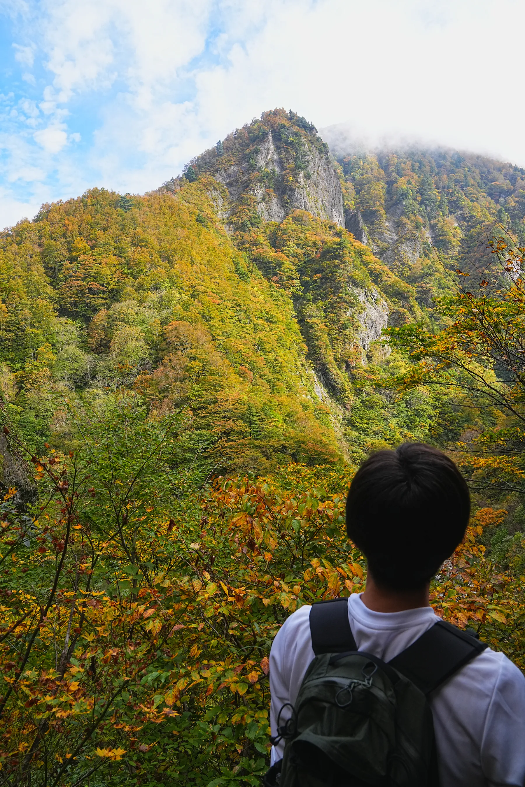 紅葉の裏巻機渓谷。急峻な渓谷を歩く絶壁ハイキング