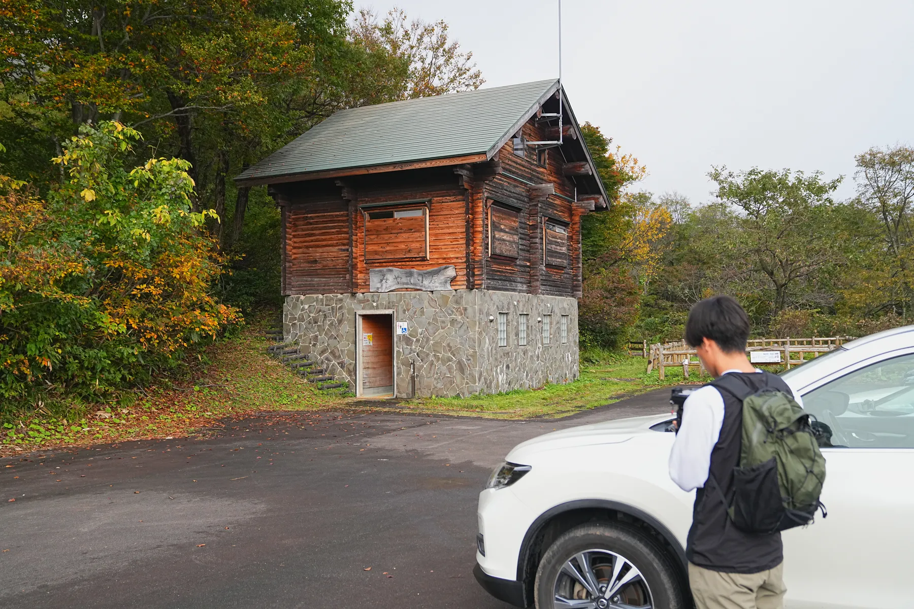 紅葉の裏巻機渓谷。急峻な渓谷を歩く絶壁ハイキング