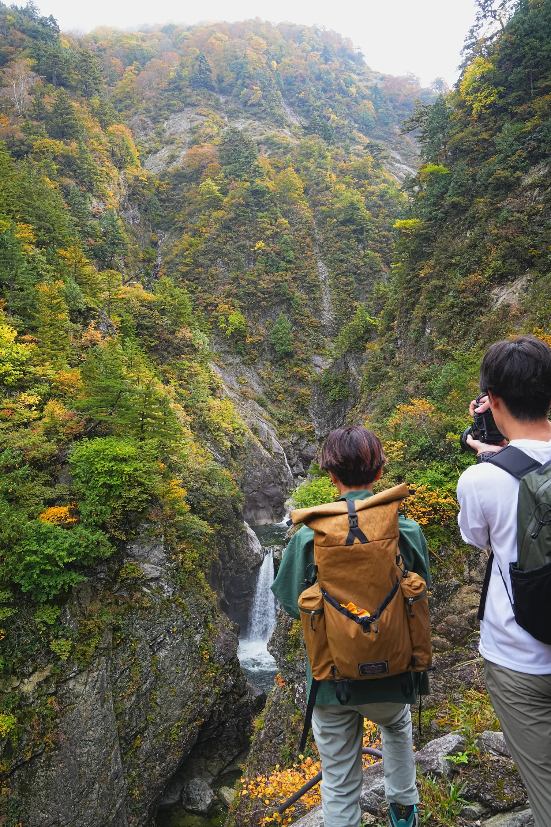 紅葉の裏巻機渓谷。急峻な渓谷を歩く絶壁ハイキング