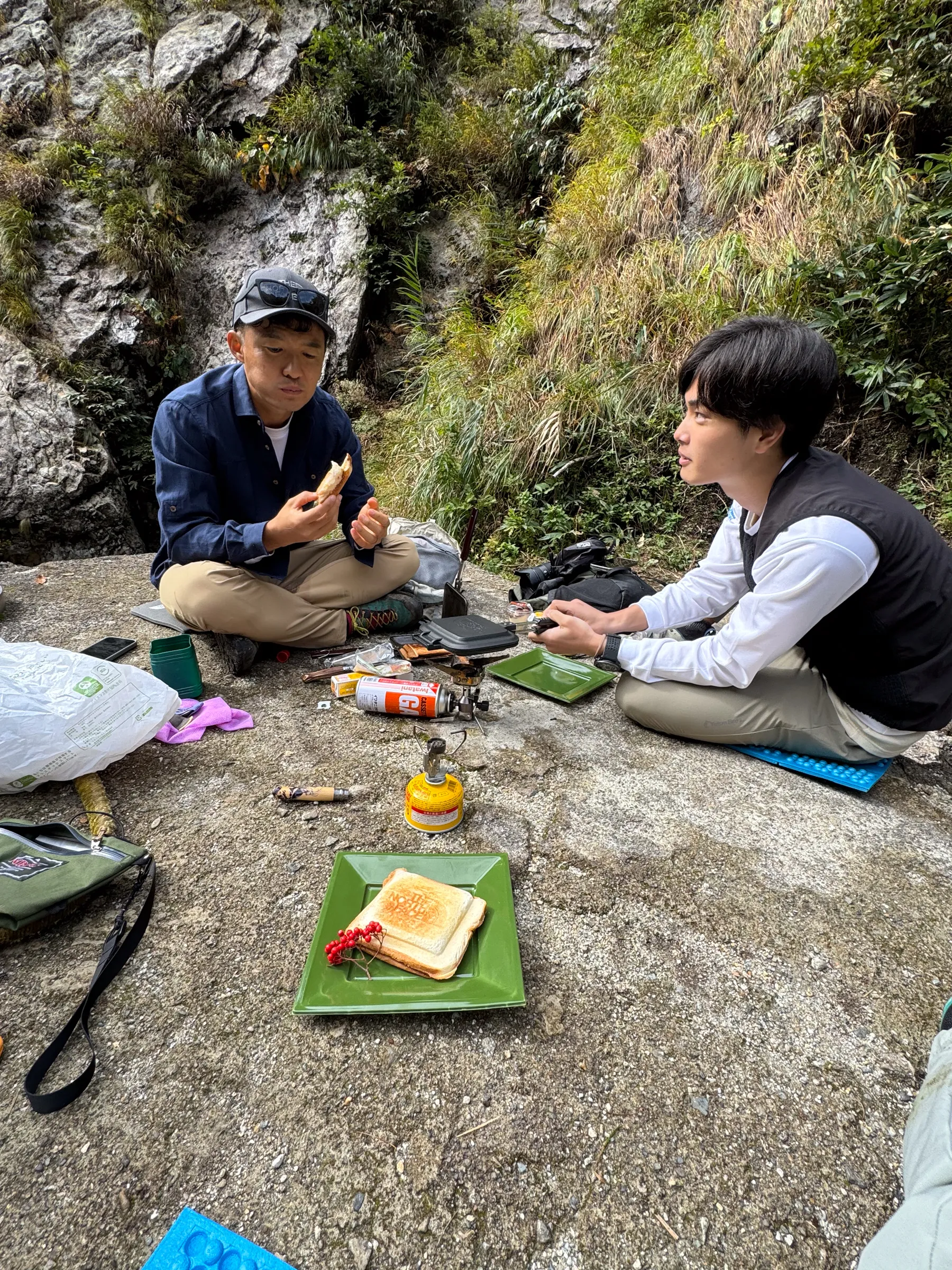 紅葉の裏巻機渓谷。急峻な渓谷を歩く絶壁ハイキング