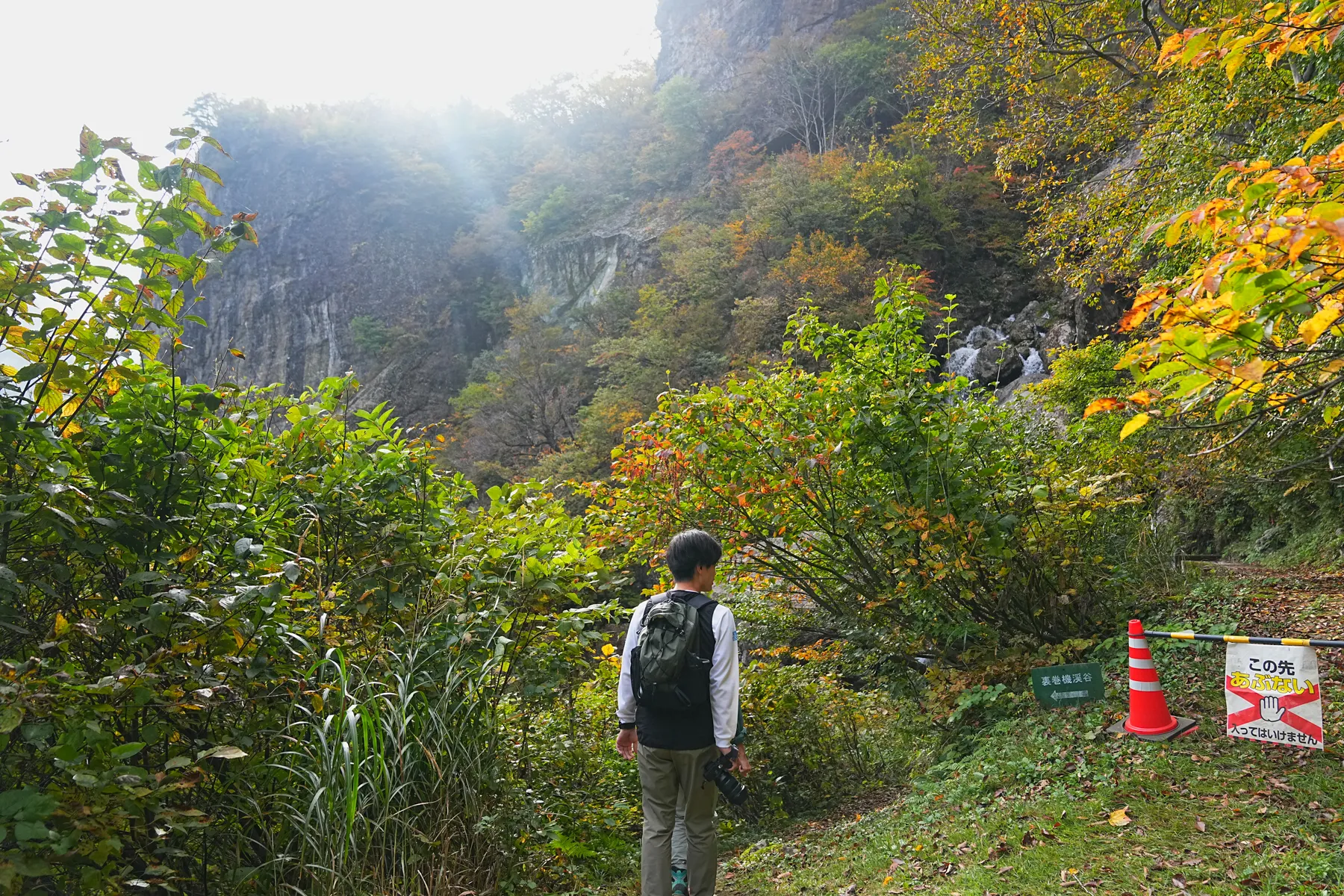 紅葉の裏巻機渓谷。急峻な渓谷を歩く絶壁ハイキング