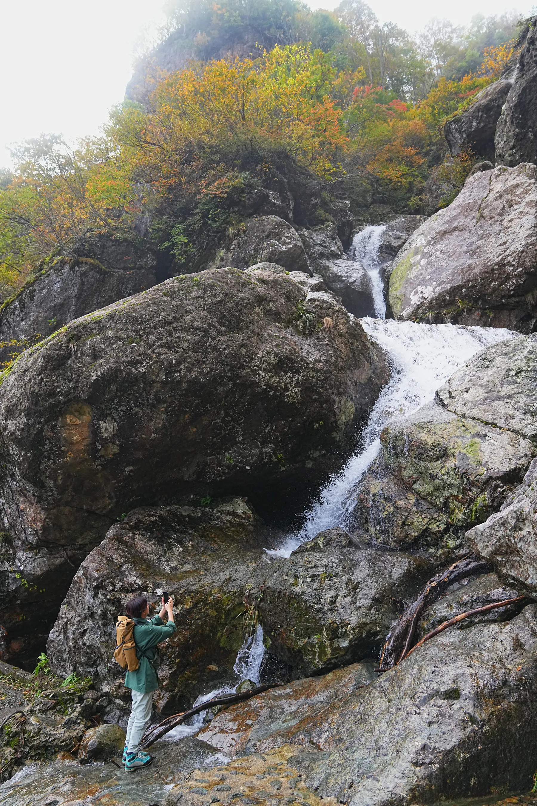 紅葉の裏巻機渓谷。急峻な渓谷を歩く絶壁ハイキング