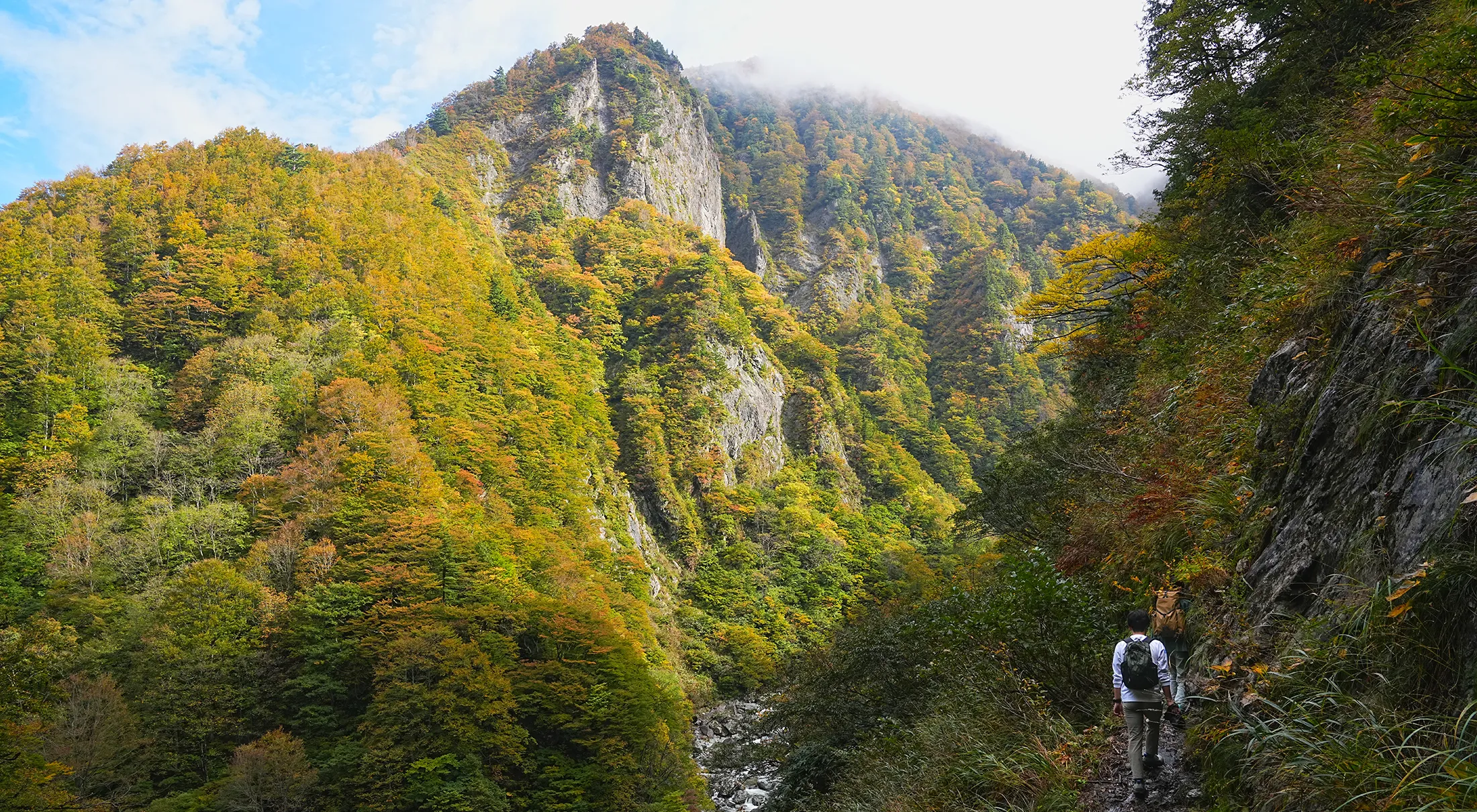 紅葉の裏巻機渓谷。急峻な渓谷を歩く絶壁ハイキング