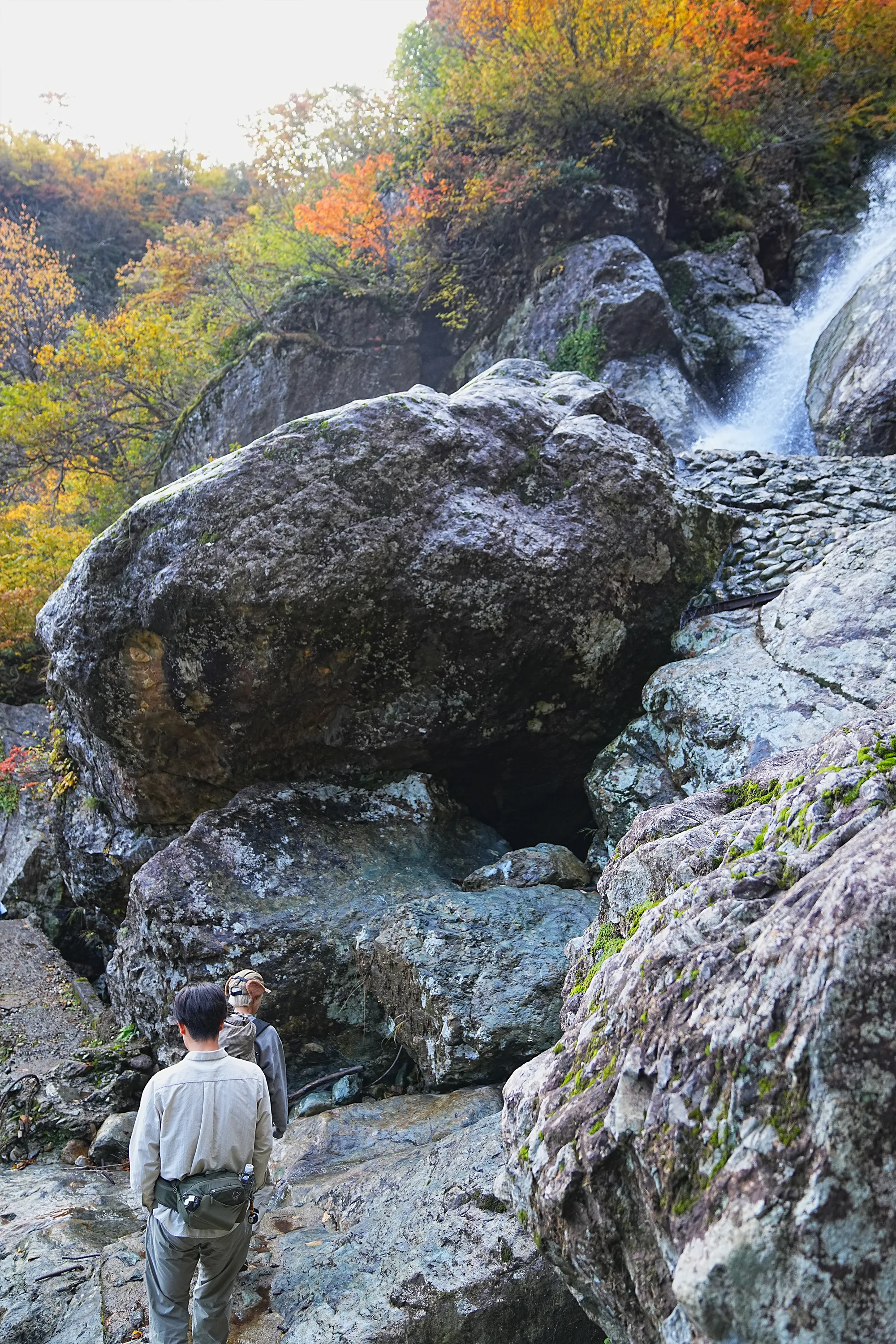 紅葉がピーク！裏巻機渓谷で紅葉ハイキング！