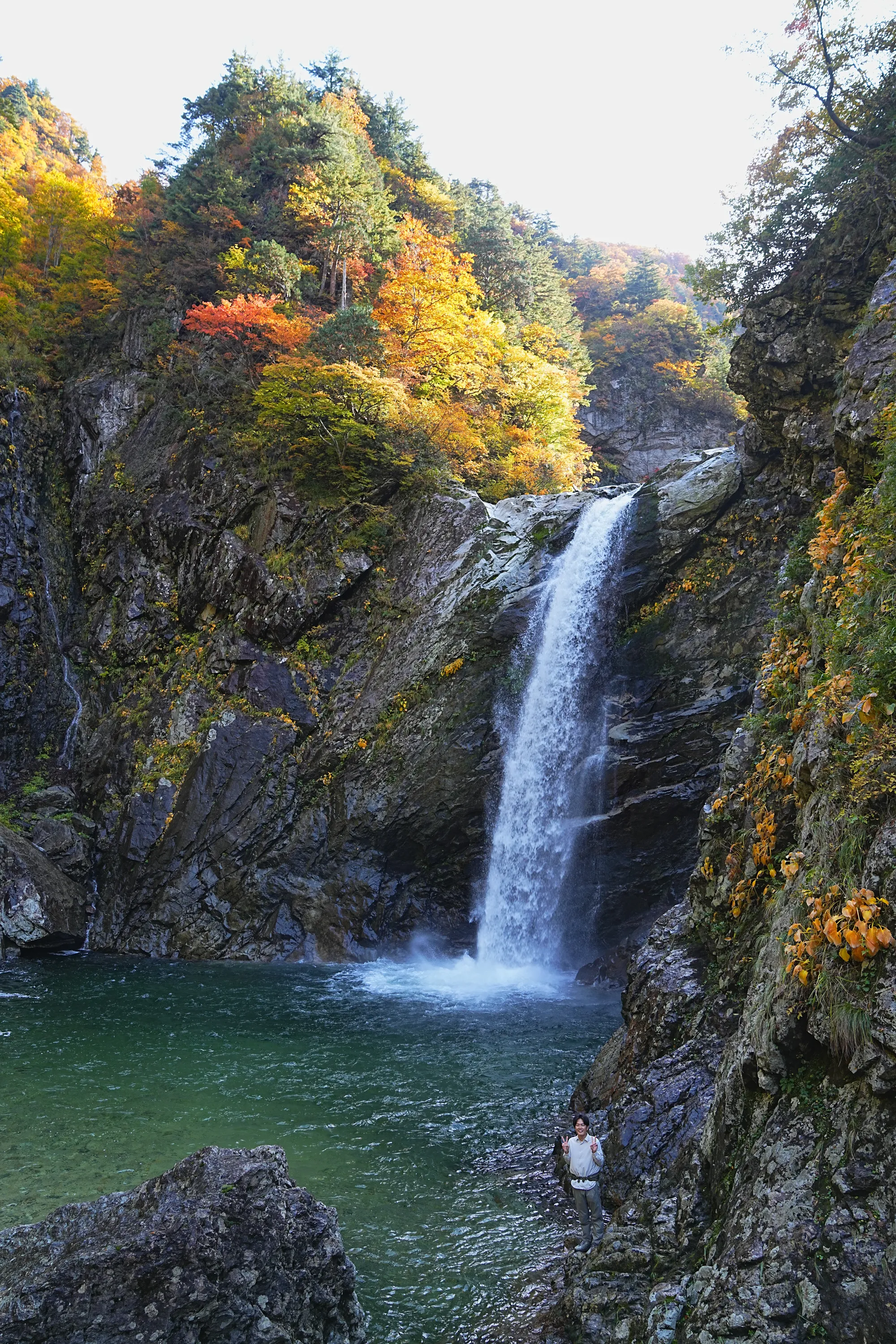 紅葉がピーク！裏巻機渓谷で紅葉ハイキング！