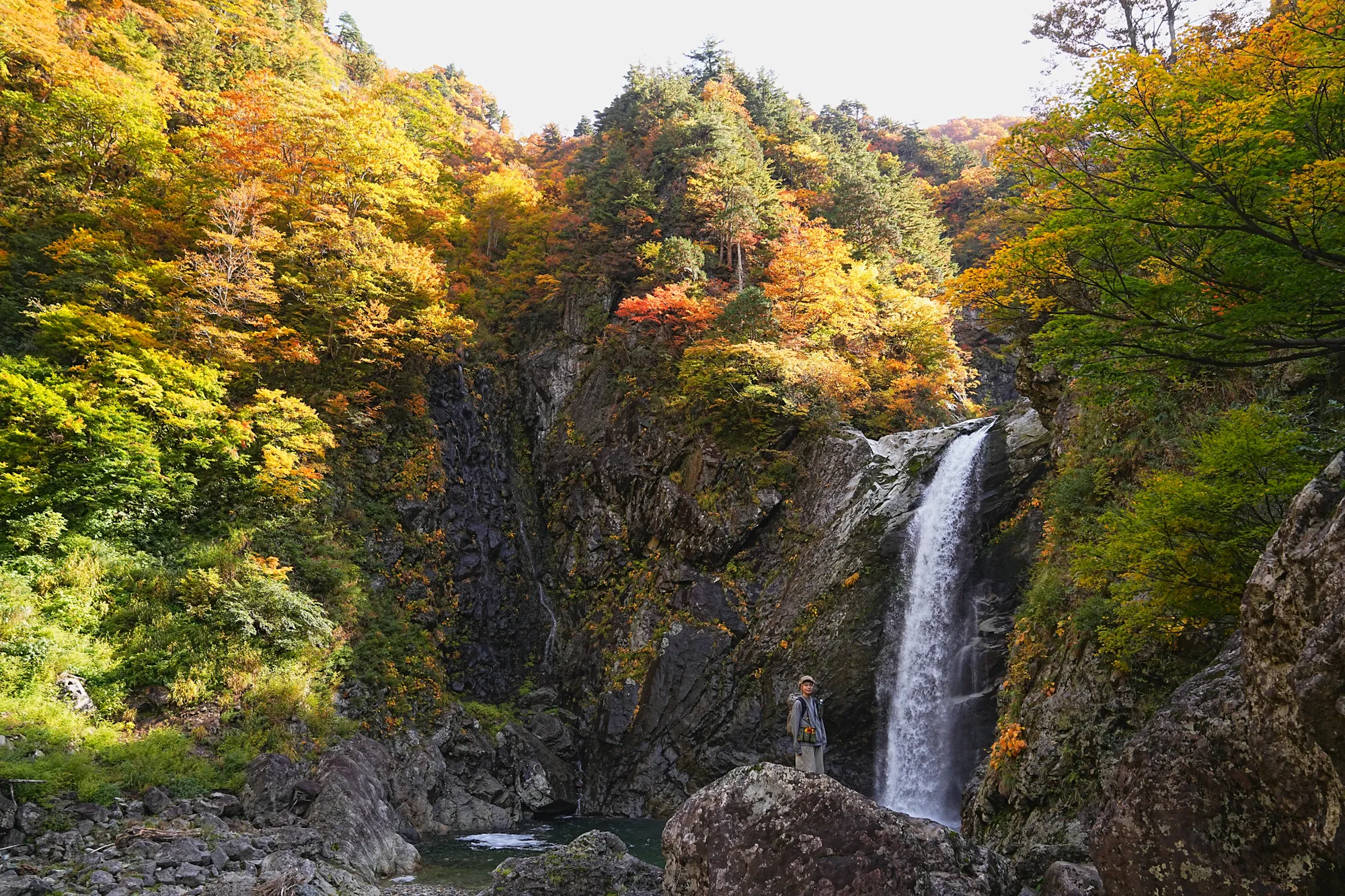 紅葉がピーク！裏巻機渓谷で紅葉ハイキング！