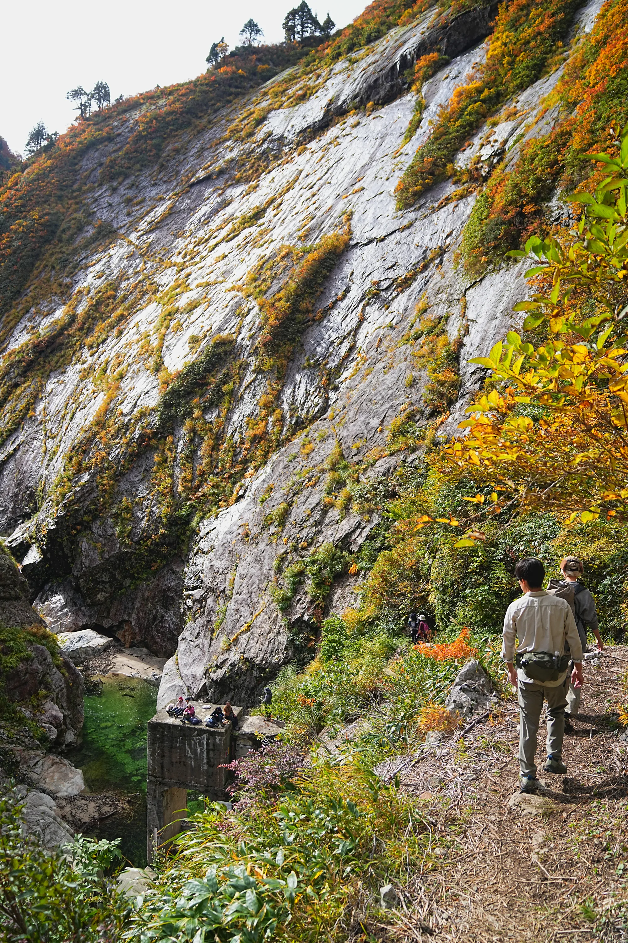紅葉がピーク！裏巻機渓谷で紅葉ハイキング！