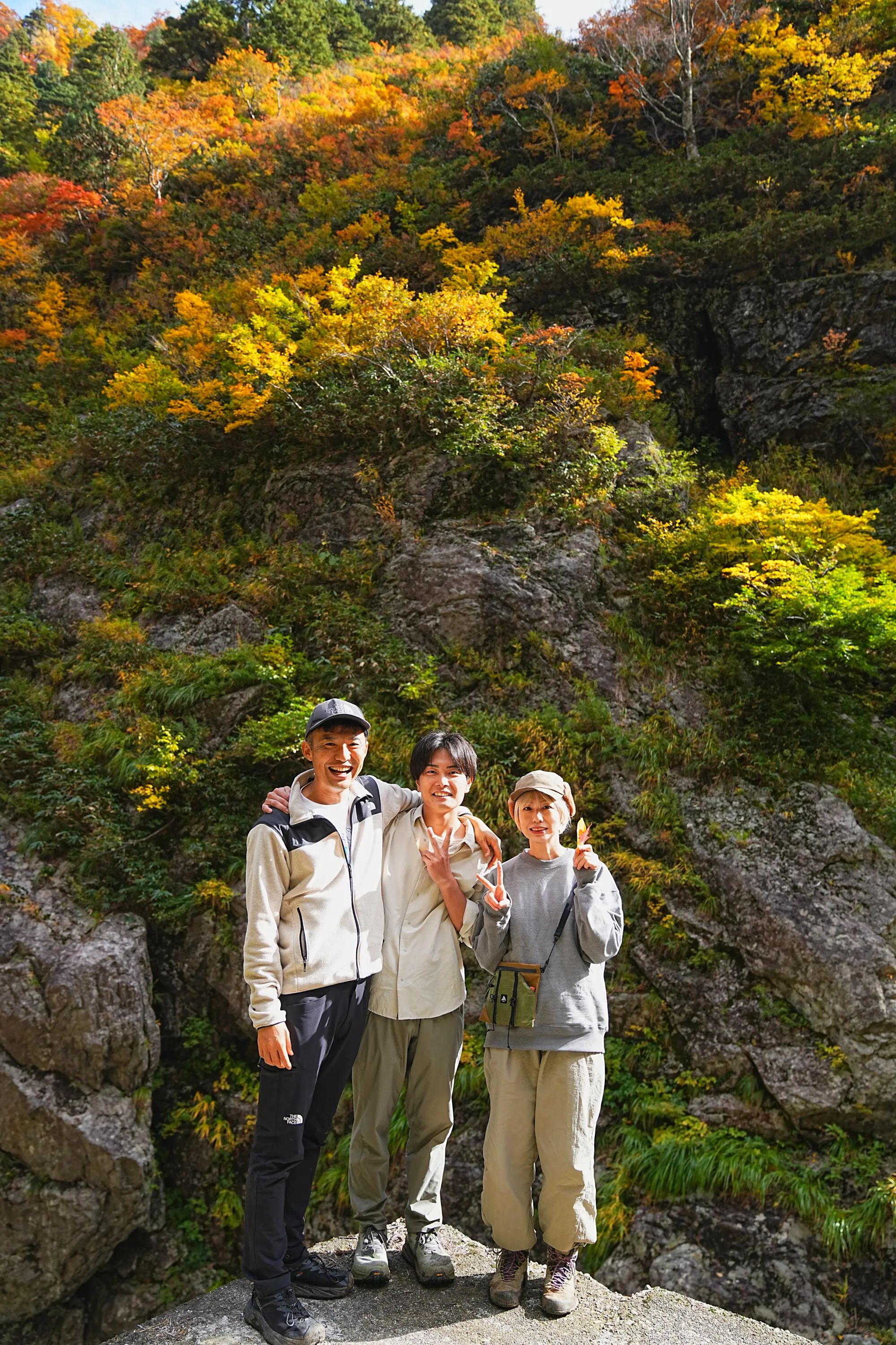 紅葉がピーク！裏巻機渓谷で紅葉ハイキング！